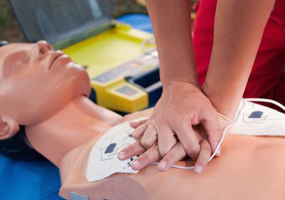 Cours de premiers secours : entraînement au massage cardiaque