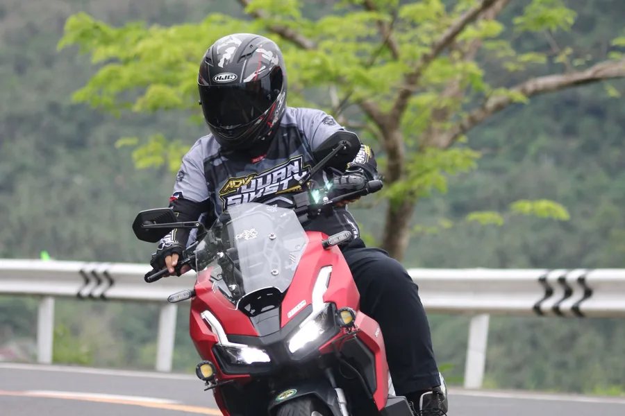 Motorcycle courses in Nyon, Gland and Coppet: rider cornering in full gear