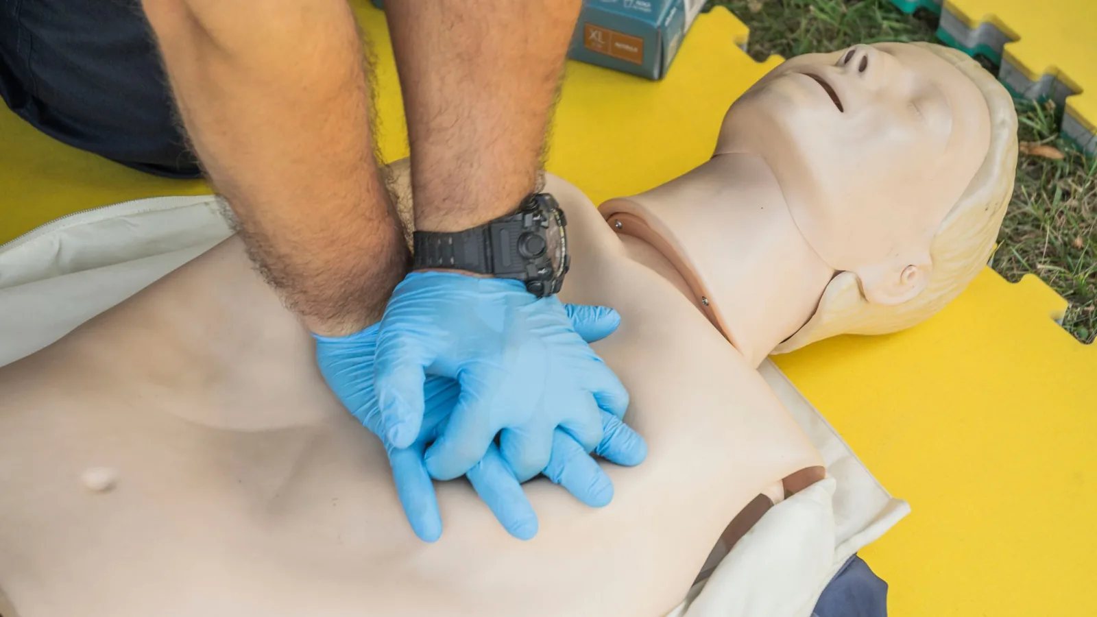 Cours de premiers secours à Genève : massage cardiaque sur mannequin