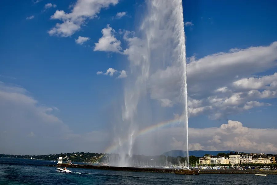 Jet d'eau fountain in Geneva, the city of our driving lessons