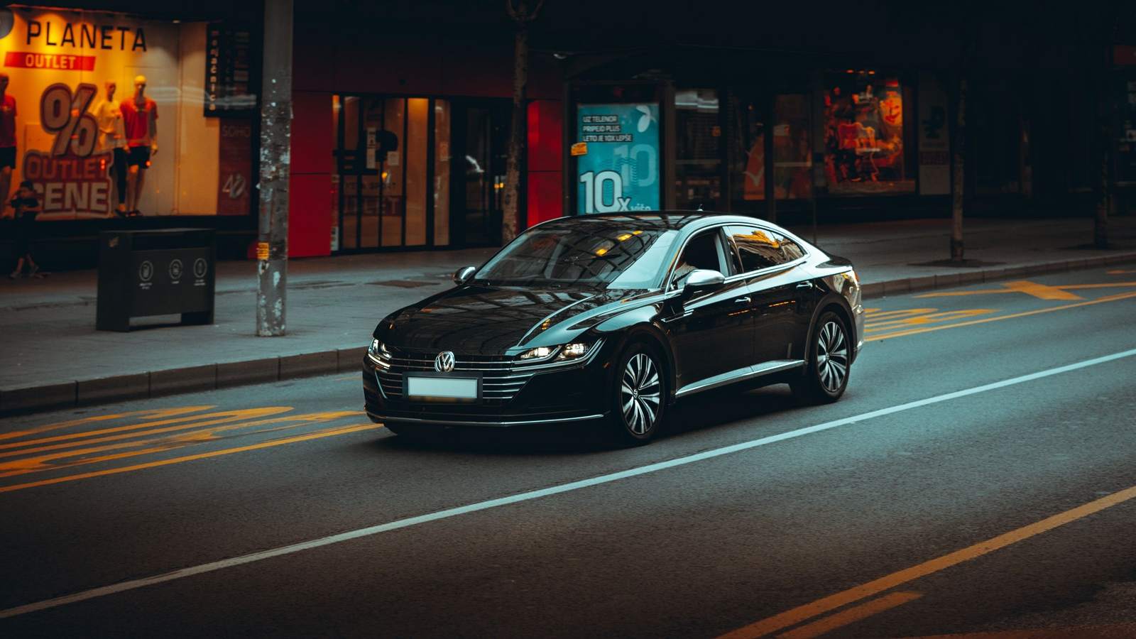 B121 / B122 licence for taxi and VTC drivers in Geneva: saloon car at night
