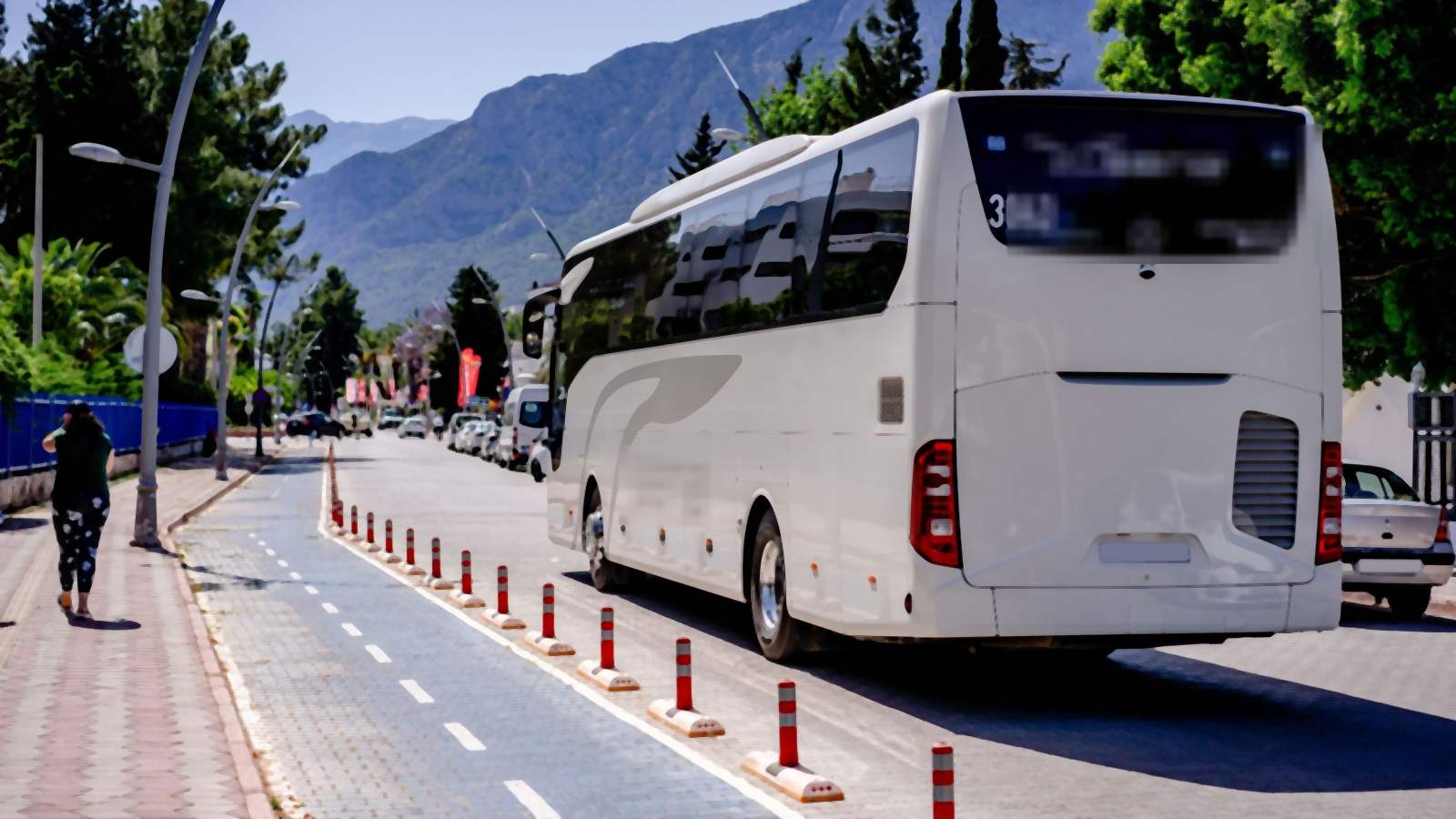 Bus and coach licence D in Geneva: coach on a mountain road
