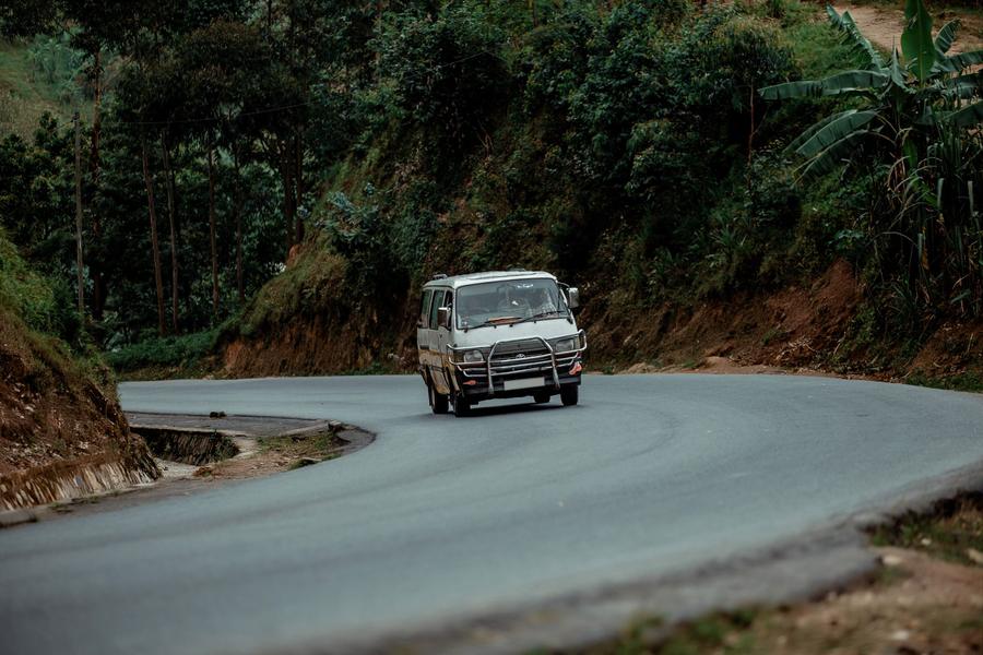 Minibus licence D1 in Geneva and Vaud: minibus taking a bend