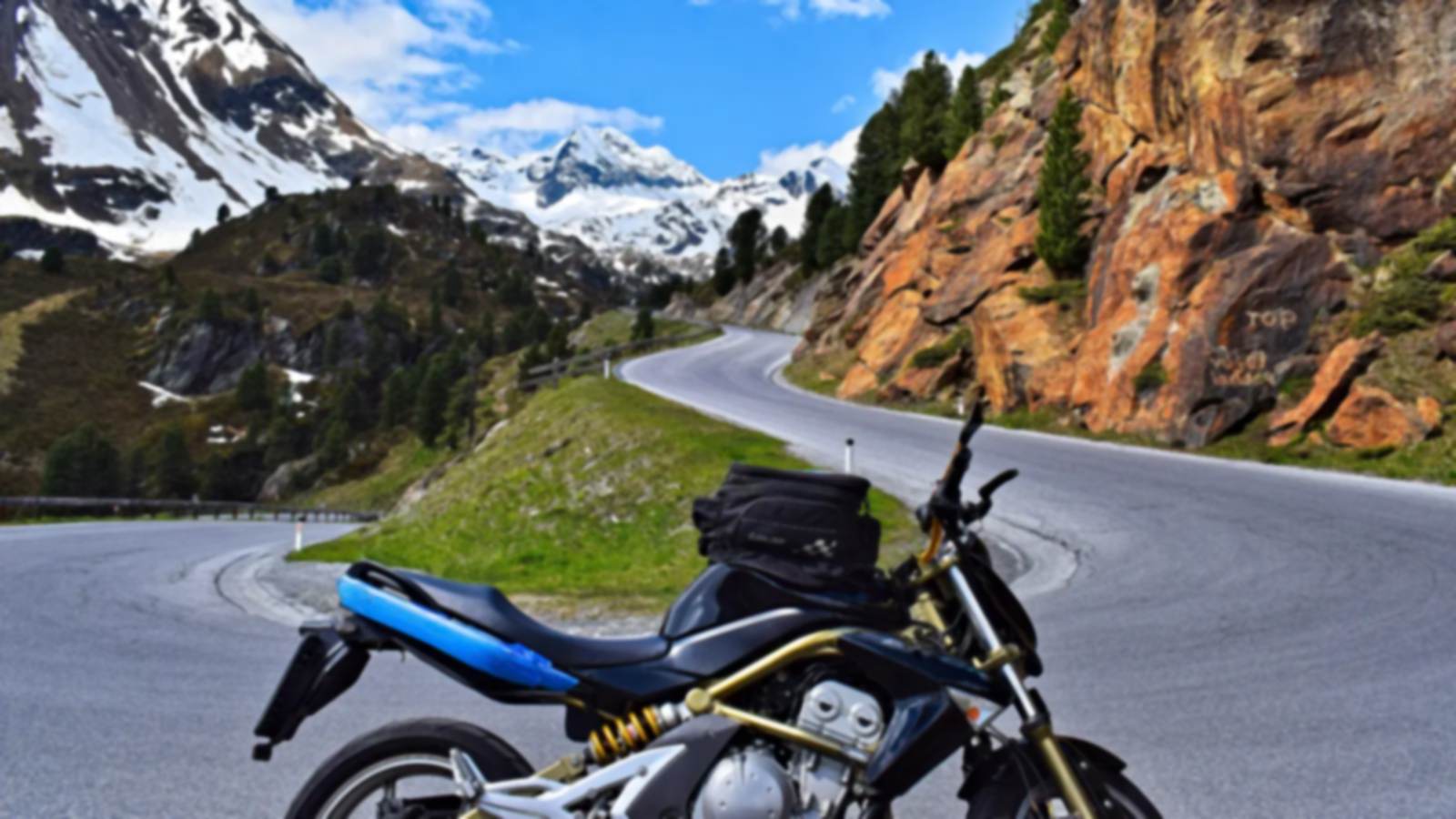 Motorcycle licence in Nyon and on La Côte: motorbike on a mountain road