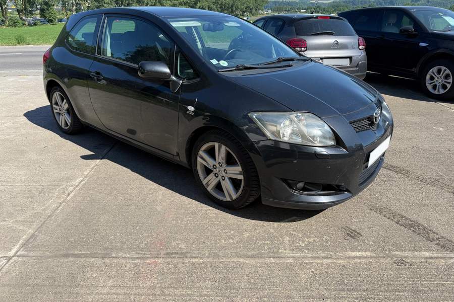 Our Toyota Auris driving school car for your lessons in Geneva and Coppet